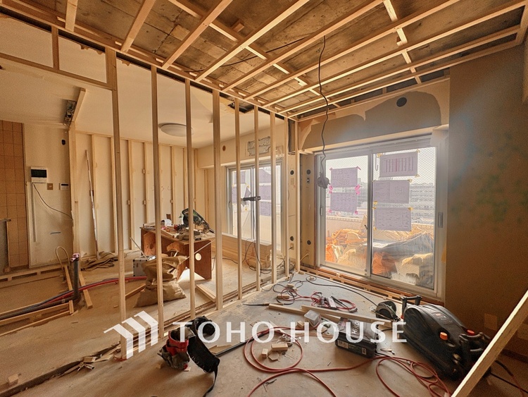 内装 【改装中】叶えたかったのは落ち着きのあるナチュラルな風合い、そして開放感があるリビング。優雅な気分に浸れる幸せな時間を家族が自然と集まりたくなるこの空間で。