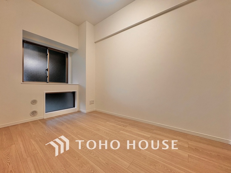 内装 使いやすく、明るい洋室に仕上がります。子供部屋や趣味のお部屋にご利用できます。ご自身で家具などを配置し、素敵な空間を創り上げられます。