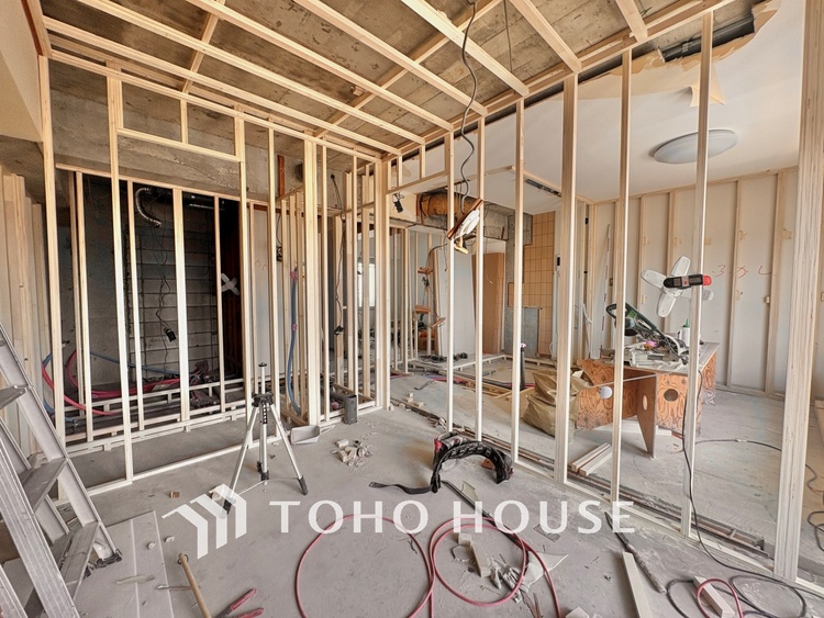 内装 【改装中】◆サンサンと◆差し込む太陽の光がこのリビングに笑いをもたらす。ソファの上のクッションがポカポカした暖気にぬくぬくと微睡んでいる。