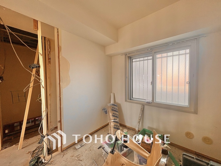 内装 【改装中】使いやすく、明るい洋室に仕上がります。子供部屋や趣味のお部屋にご利用できます。ご自身で家具などを配置し、素敵な空間を創り上げられます。