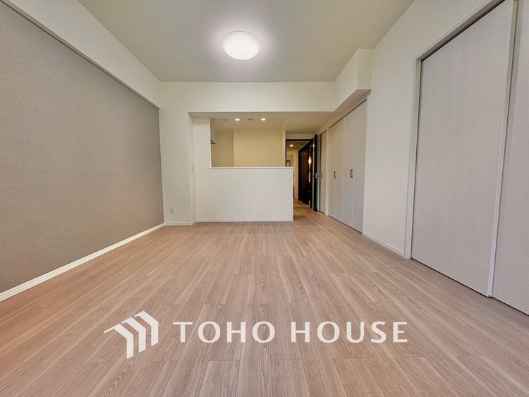 内装 ここはみんなが集い、食事と楽しい会話が始まる場所。話に夢中になりすぎて、ついつい時を忘れ、夜半過ぎになってしまう。そんな束の間の幸せを感じさせてくれます。