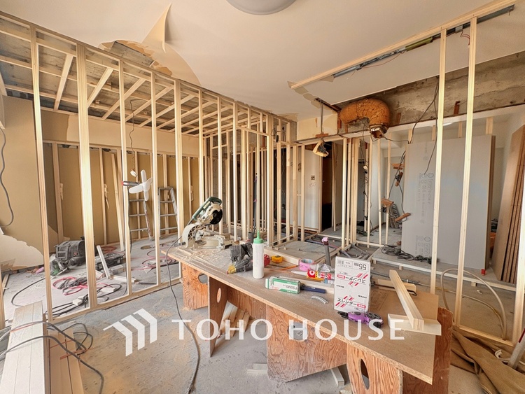 内装 【改装中】「想像していた以上に広い」が写真を撮っているときの感想です。家事動線に配慮したプランによりご家族がくつろげる明るく広い空間が確保できました。