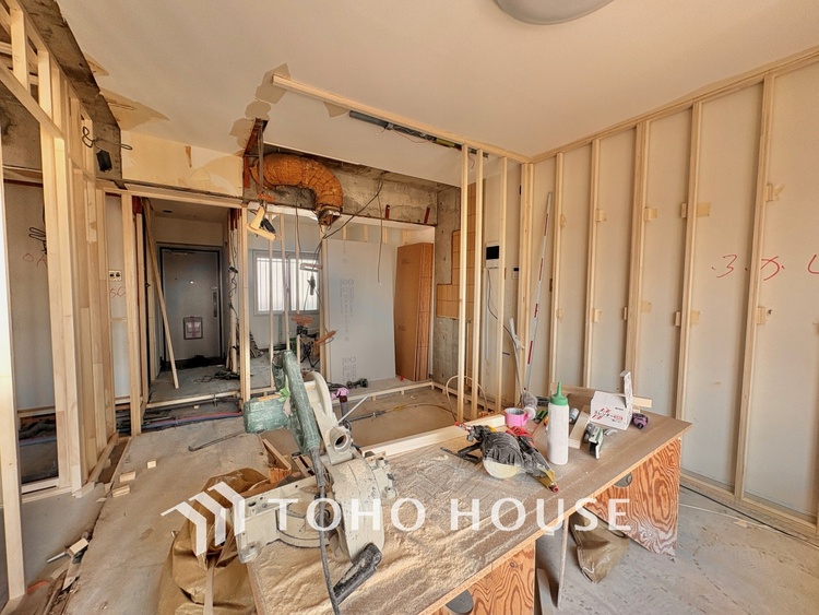 内装 【改装中】採光や風通しを考えて設計された間取り。近隣との視線を考え、街全体で調整される窓位置。外観だけでなく、そこに住まうご家族の心地よさを最優先しました。