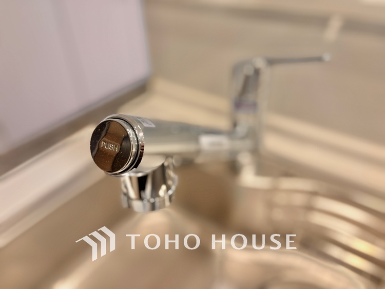 キッチン ◆愛育◆キッチンは家族の絆を育む大切な空間。シンプルで使い易いSystemKitchenで愉しく作る料理は愛情のある美味しいご馳走に。家族で使える広々としたダイニングキッチンです。