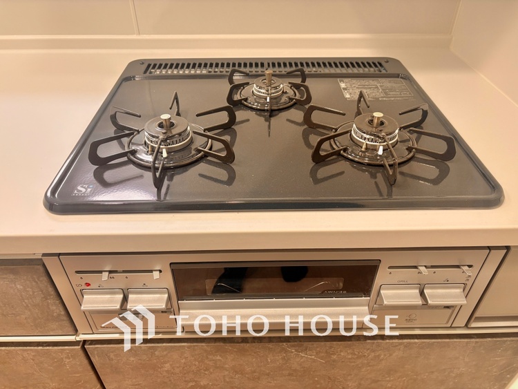 キッチン キッチンは家族の絆を育む大切な空間。シンプルで使い易いシステムキッチンで愉しく作る料理は愛情のある美味しいご馳走に。家族で使えるダイニングキッチンです。