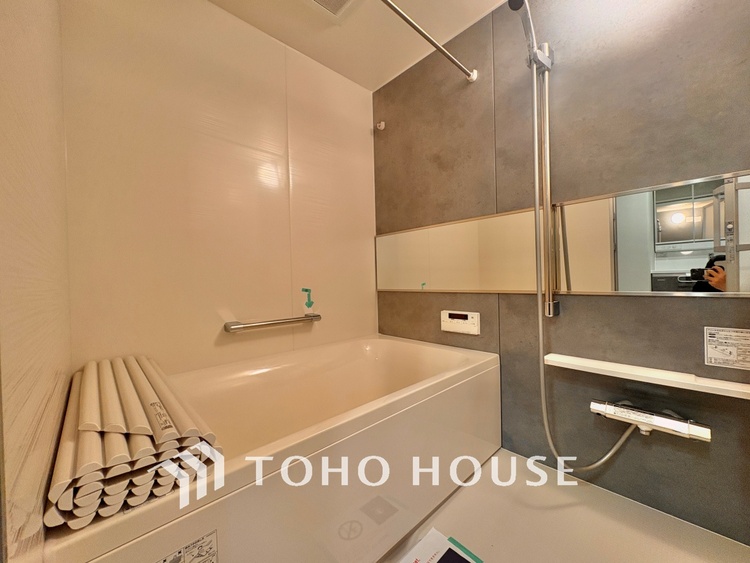 風呂 【浴室】《一日の疲れを落としてくれる場所は、落ち着く場所でなければならない》　高級感溢れるカラーと大きさ・柔らかな曲線で構成された半身浴も楽しめるバスタブが心地よさをもたらします。