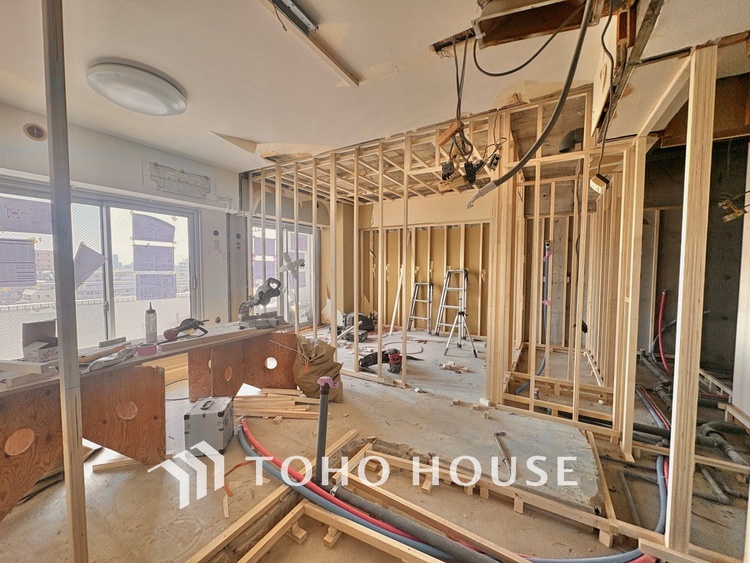 キッチン 【改装中】キッチンは家族の絆を育む大切な空間。シンプルで使い易いシステムキッチンで愉しく作る料理は愛情のある美味しいご馳走に。家族で使えるダイニングキッチンです。