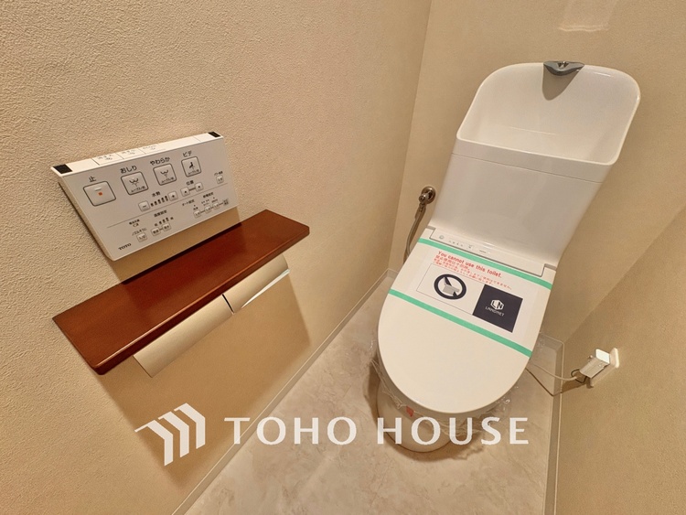 トイレ 清潔感あるホワイト調のクロスと温もり溢れるモダンカラーの床材が見事に調和した本邸宅は、毎日の生活を少しでも快適に過ごして頂ける様に落ち着いた雰囲気作りから行っています。