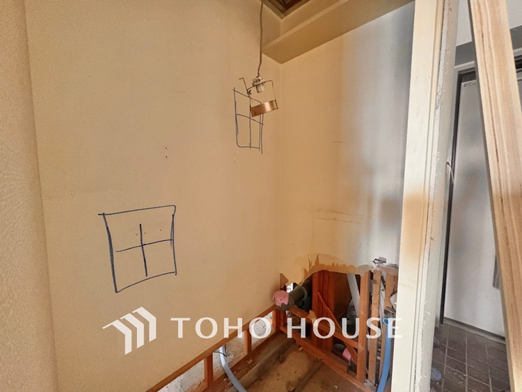 トイレ 【改装中】清潔感あるホワイト調のクロスと温もり溢れるモダンカラーの床材が見事に調和した本邸宅は、毎日の生活を少しでも快適に過ごして頂ける様に落ち着いた雰囲気作りから行っています。