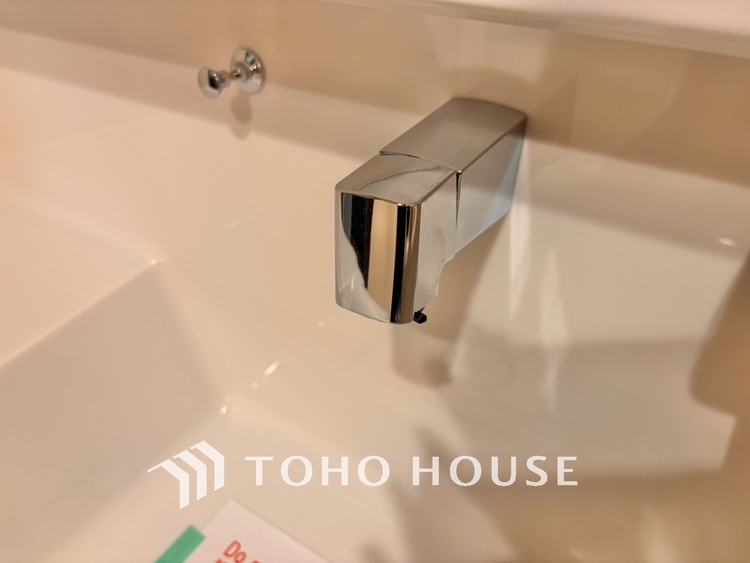 洗面 気持ちの良い朝をつくりだし、夕方には笑顔を取り戻させてくれるミラー。パウダールームはいつでも本来の自分を取り戻せる空間。明るく仕上げてあります。