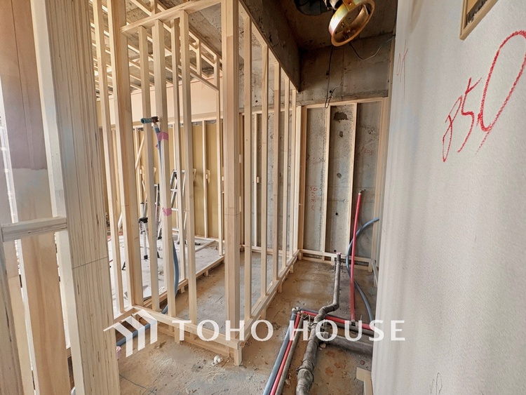 洗面 【改装中】気持ちの良い朝をつくりだし、夕方には笑顔を取り戻させてくれるミラー。パウダールームはいつでも本来の自分を取り戻せる空間。明るく仕上げてあります。