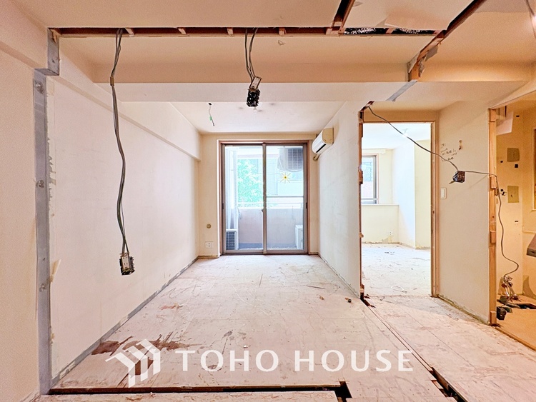 内装 【改装中】忙しい朝でも、しっかり家族が揃って食事をして頂けるゆとりある大きさのダイニングスペース。