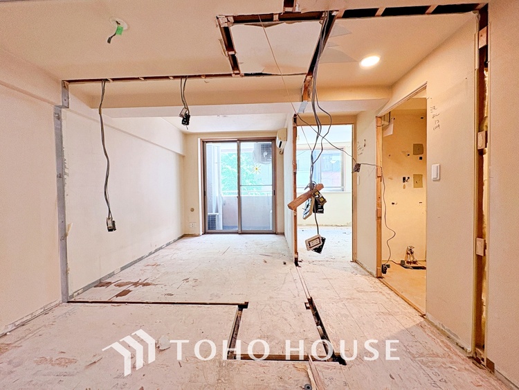 内装 【改装中】居心地のいい暮らしには欠かせない眩い採光。ゆったりとした幅の窓からこの空間に降り注ぐ採光が絶えない。明るいリビングこそ居心地のいい暮らしが待っているのだと思う。