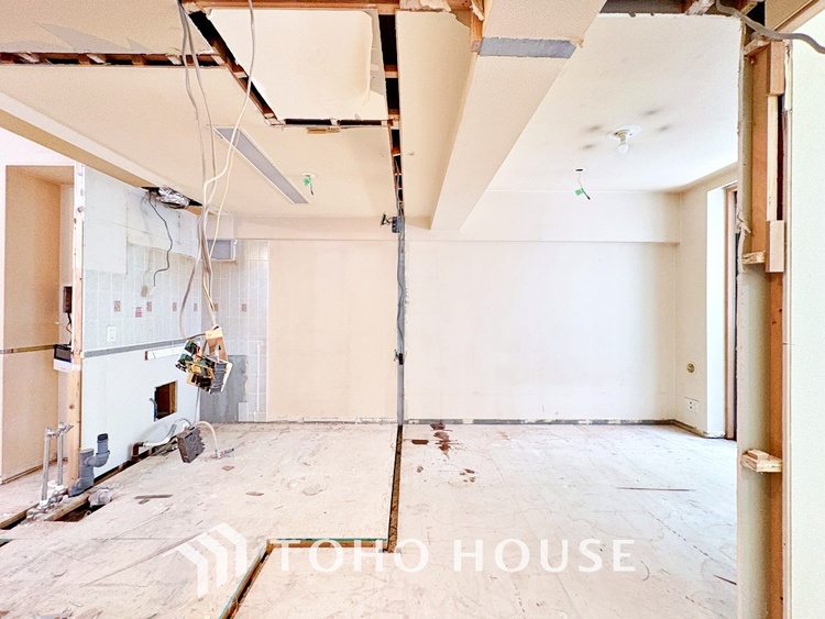 内装 【改装中】叶えたかったのは落ち着きのあるナチュラルな風合い、そして開放感があるリビング。優雅な気分に浸れる幸せな時間を家族が自然と集まりたくなるこの空間で。