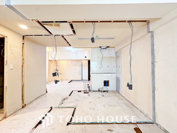 内装 【改装中】◆サンサンと◆差し込む太陽の光がこのリビングに笑いをもたらす。ソファの上のクッションがポカポカした暖気にぬくぬくと微睡んでいる。