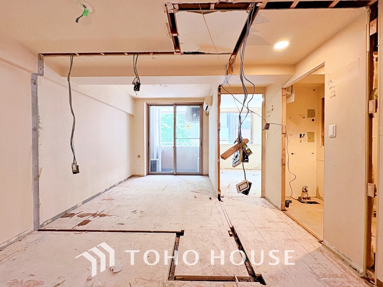 内装 【改装中】ここはみんなが集い、食事と楽しい会話が始まる場所。話に夢中になりすぎて、ついつい時を忘れ、夜半過ぎになってしまう。そんな束の間の幸せを感じさせてくれます。