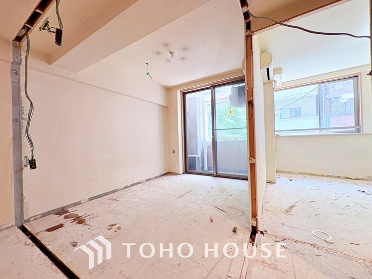 内装 【改装中】「想像していた以上に広い」が写真を撮っているときの感想です。家事動線に配慮したプランによりご家族がくつろげる明るく広い空間が確保できました。