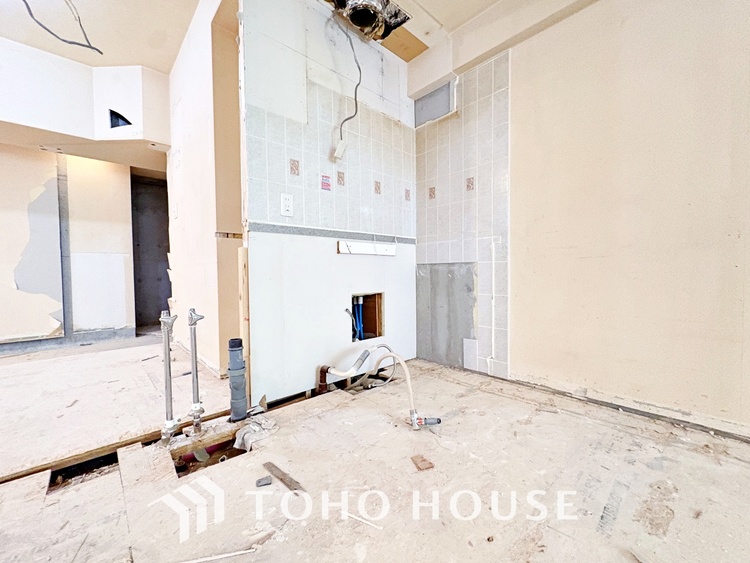 キッチン 【改装中】手元の収納から、足元の収納までが全てスライド式で、奥のスペースまで有効に活用できます。奥まで上から見渡せるので、たまにしか使わない調理器具もサッと取出せます。