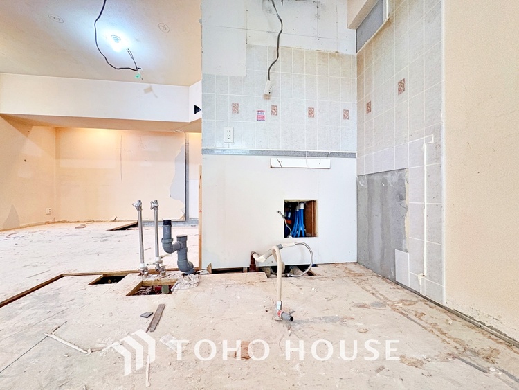 キッチン 【改装中】キッチンは家族の絆を育む大切な空間。シンプルで使い易いシステムキッチンで愉しく作る料理は愛情のある美味しいご馳走に。家族で使えるダイニングキッチンです。