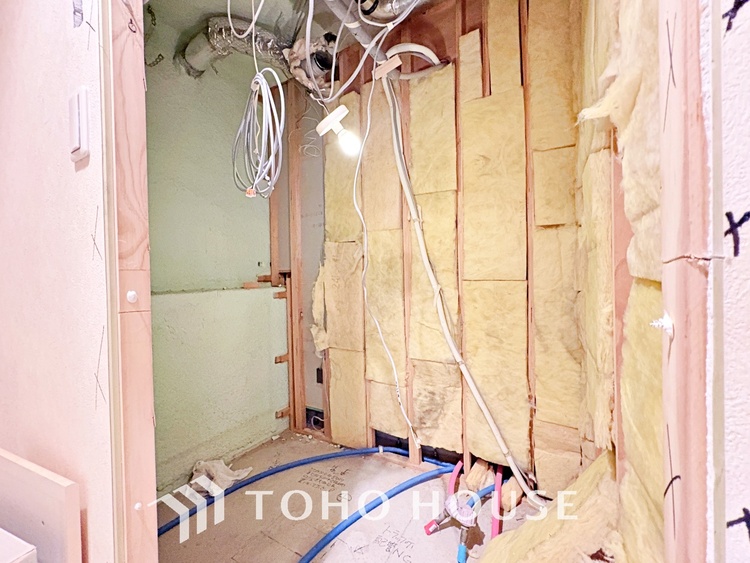 風呂 【改装中】【浴室】《一日の疲れを落としてくれる場所は、落ち着く場所でなければならない》　高級感溢れるカラーと大きさ・柔らかな曲線で構成された半身浴も楽しめるバスタブが心地よさをもたらします。