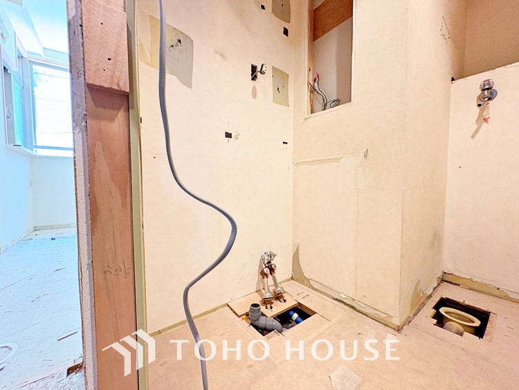 トイレ 【改装中】清潔感あるホワイト調のクロスと温もり溢れるモダンカラーの床材が見事に調和した本邸宅は、毎日の生活を少しでも快適に過ごして頂ける様に落ち着いた雰囲気作りから行っています。