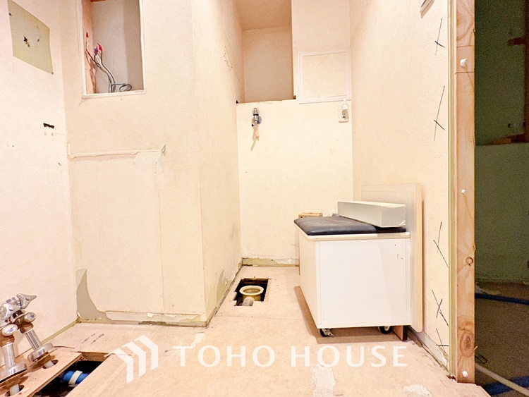 洗面 【改装中】気持ちの良い朝をつくりだし、夕方には笑顔を取り戻させてくれるミラー。パウダールームはいつでも本来の自分を取り戻せる空間。明るく仕上げてあります。