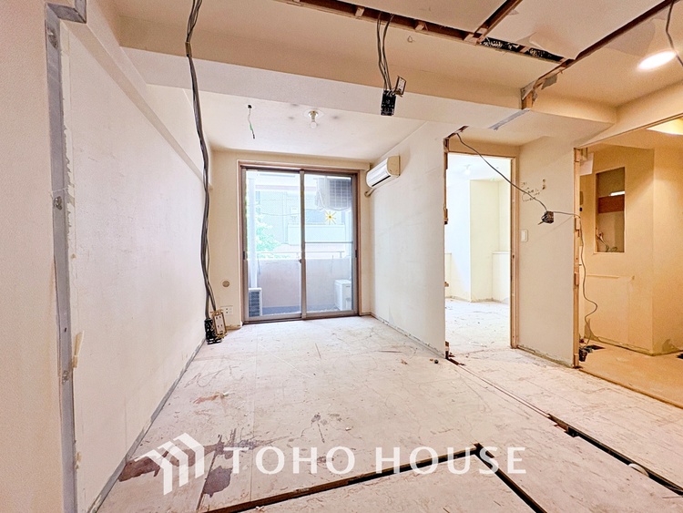 その他 【改装中】採光や風通しを考えて設計された間取り。近隣との視線を考え、街全体で調整される窓位置。外観だけでなく、そこに住まうご家族の心地よさを最優先しました。