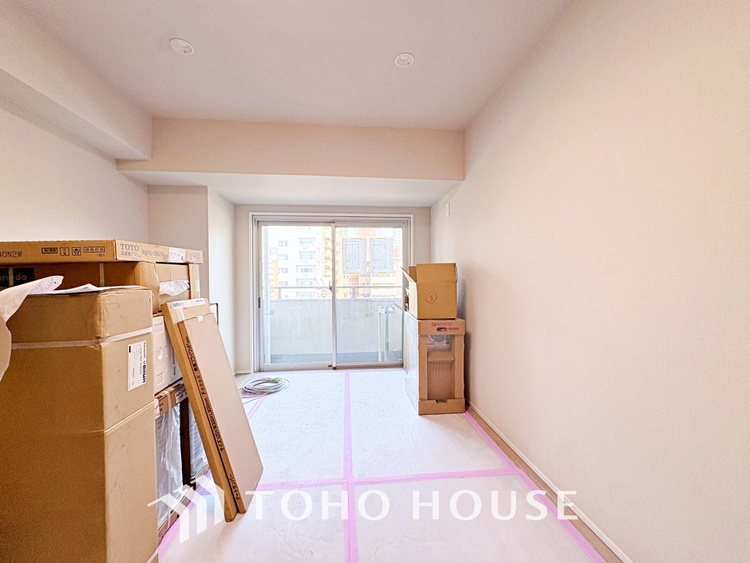 内装 【改装中】居心地のいい暮らしには欠かせない眩い採光。ゆったりとした幅の窓からこの空間に降り注ぐ採光が絶えない。明るいリビングこそ居心地のいい暮らしが待っているのだと思う。