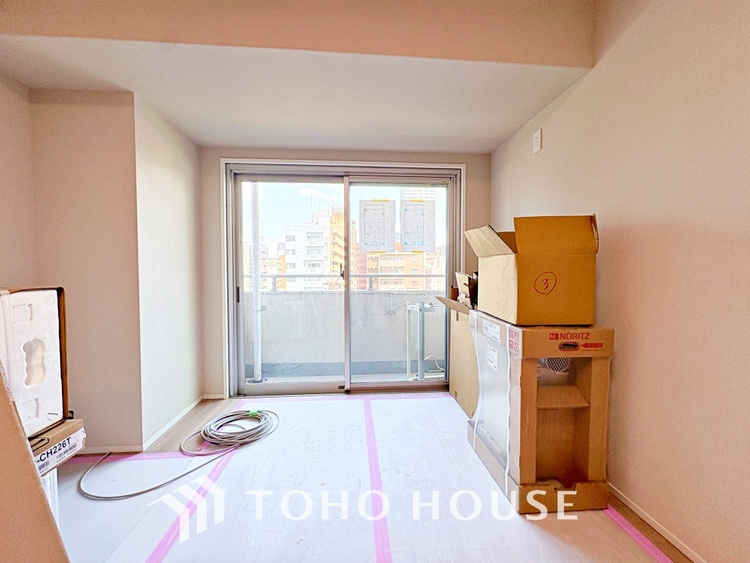 内装 【改装中】◆サンサンと◆差し込む太陽の光がこのリビングに笑いをもたらす。ソファの上のクッションがポカポカした暖気にぬくぬくと微睡んでいる。