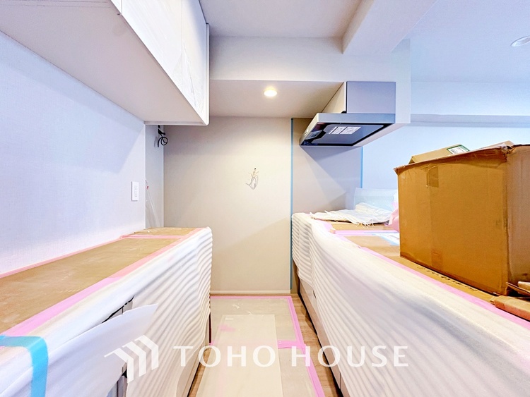 キッチン 【改装中】手元の収納から、足元の収納までが全てスライド式で、奥のスペースまで有効に活用できます。奥まで上から見渡せるので、たまにしか使わない調理器具もサッと取出せます。