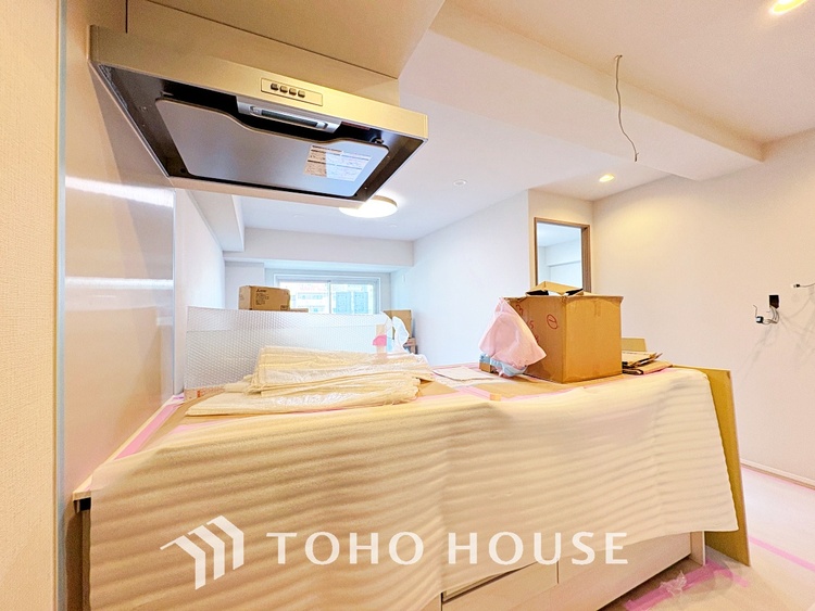 キッチン 【改装中】キッチンは家族の絆を育む大切な空間。シンプルで使い易いシステムキッチンで愉しく作る料理は愛情のある美味しいご馳走に。家族で使えるダイニングキッチンです。