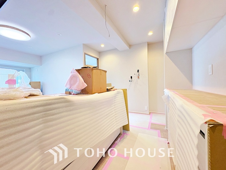 キッチン 【改装中】毎日料理をする、料理が好き、家族が多くて量を作る必要がある、等の方々にとっては必須の３口コンロ。同時進行で効率アップはもちろん鍋を移動する回数が減り、無駄な動きを軽減することが出来ます。