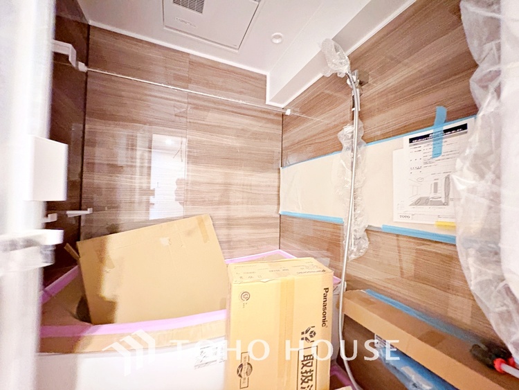 風呂 【改装中】【浴室】《一日の疲れを落としてくれる場所は、落ち着く場所でなければならない》　高級感溢れるカラーと大きさ・柔らかな曲線で構成された半身浴も楽しめるバスタブが心地よさをもたらします。