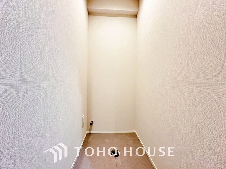 トイレ 【改装中】清潔感あるホワイト調のクロスと温もり溢れるモダンカラーの床材が見事に調和した本邸宅は、毎日の生活を少しでも快適に過ごして頂ける様に落ち着いた雰囲気作りから行っています。