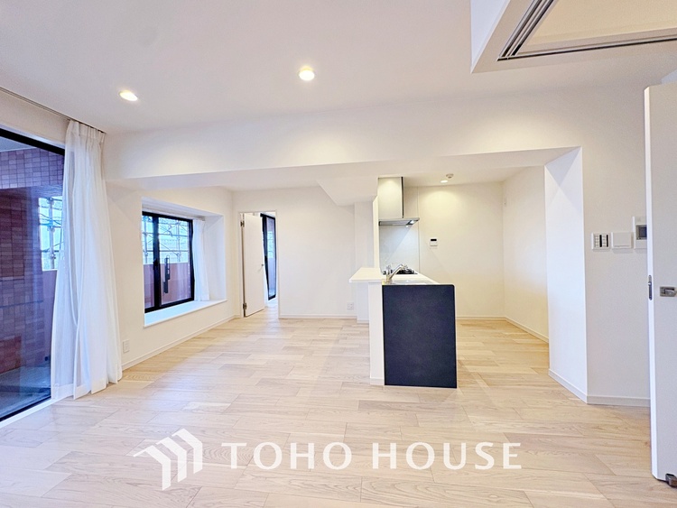 内装 叶えたかったのは落ち着きのあるナチュラルな風合い、そして開放感があるリビング。優雅な気分に浸れる幸せな時間を家族が自然と集まりたくなるこの空間で。