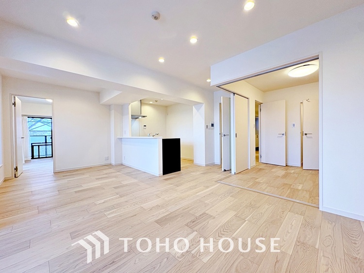 内装 ◆サンサンと◆差し込む太陽の光がこのリビングに笑いをもたらす。ソファの上のクッションがポカポカした暖気にぬくぬくと微睡んでいる。