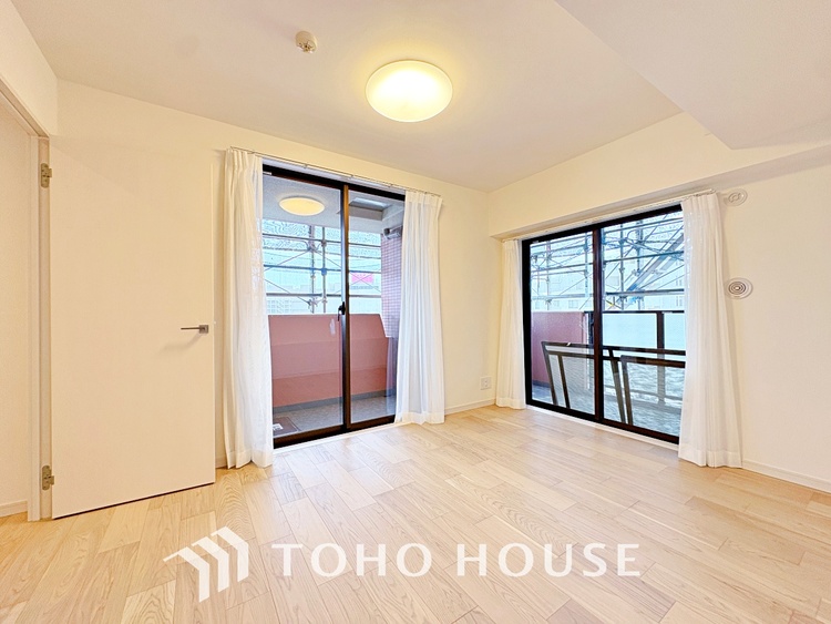 内装 使いやすく、明るい洋室に仕上がります。子供部屋や趣味のお部屋にご利用できます。ご自身で家具などを配置し、素敵な空間を創り上げられます。