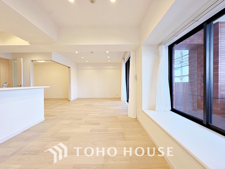 内装 ◆瀟洒な空間◆落ち着きのある彩が見事に調和させた瀟洒な空間を演出。ここに集まる家族の会話と笑顔が絶え間なく続く幸せな空間。