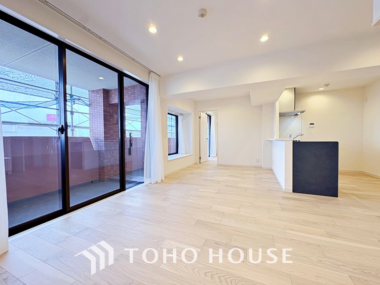 内装 ここはみんなが集い、食事と楽しい会話が始まる場所。話に夢中になりすぎて、ついつい時を忘れ、夜半過ぎになってしまう。そんな束の間の幸せを感じさせてくれます。