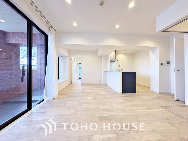 内装 使いやすく、明るい洋室に仕上がります。子供部屋や趣味のお部屋にご利用できます。ご自身で家具などを配置し、素敵な空間を創り上げられます。