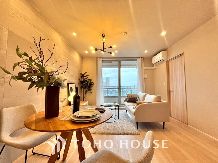 内装 忙しい朝でも、しっかり家族が揃って食事をして頂けるゆとりある大きさのダイニングスペース。リビングと和室の続き間は急な来客時になど使い勝手が良いです