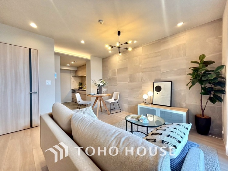 内装 居心地のいい暮らしには欠かせない眩い採光。ゆったりとした幅の窓からこの空間に降り注ぐ採光が絶えない。明るいリビングこそ居心地のいい暮らしが待っているのだと思う。