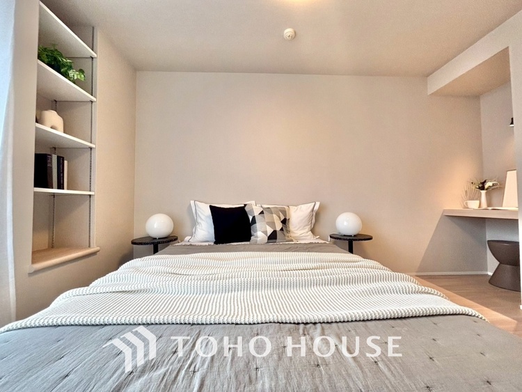 内装 風の通り道。舞い込んでくる風が優しく躍り、室内に爽やかな空気を運んでくる。そこに季節の息吹を感じて、いまがどんな季節なのかを実感する。