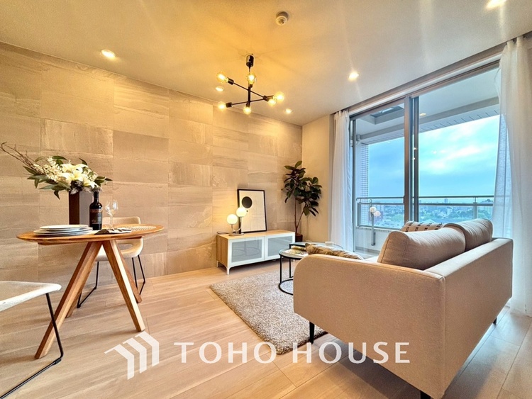 内装 ◆サンサンと◆差し込む太陽の光がこのリビングに笑いをもたらす。ソファの上のクッションがポカポカした暖気にぬくぬくと微睡んでいる。