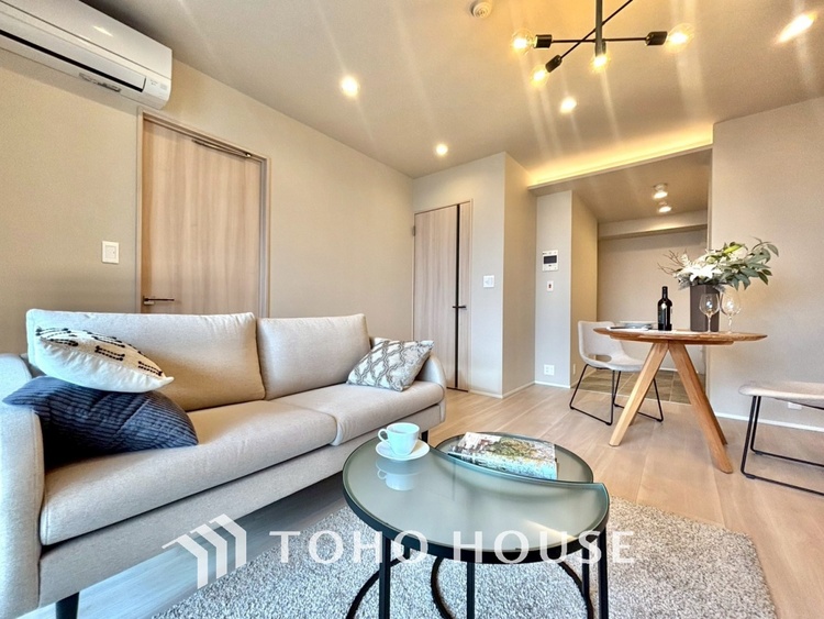 内装 ここはみんなが集い、食事と楽しい会話が始まる場所。話に夢中になりすぎて、ついつい時を忘れ、夜半過ぎになってしまう。そんな束の間の幸せを感じさせてくれます。