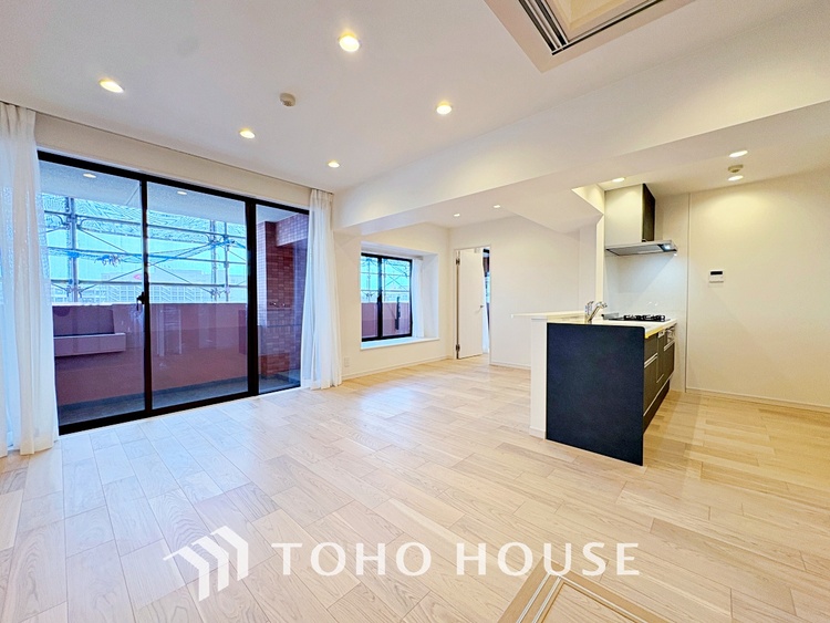 内装 使いやすく、明るい洋室に仕上がります。子供部屋や趣味のお部屋にご利用できます。ご自身で家具などを配置し、素敵な空間を創り上げられます。