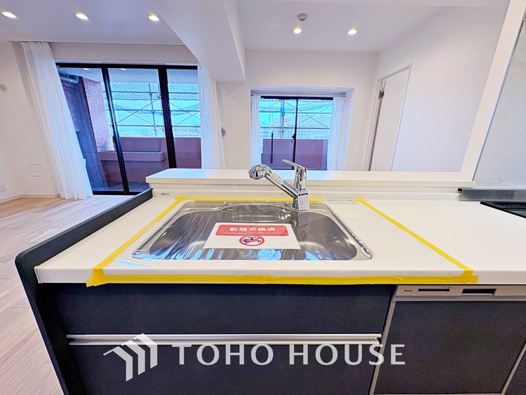 キッチン 手元の収納から、足元の収納までが全てスライド式で、奥のスペースまで有効に活用できます。奥まで上から見渡せるので、たまにしか使わない調理器具もサッと取出せます。