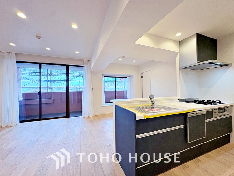 キッチン ◆愛育◆キッチンは家族の絆を育む大切な空間。シンプルで使い易いSystemKitchenで愉しく作る料理は愛情のある美味しいご馳走に。家族で使える広々としたダイニングキッチンです。