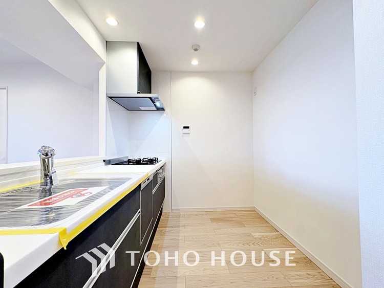 キッチン キッチンは家族の絆を育む大切な空間。シンプルで使い易いシステムキッチンで愉しく作る料理は愛情のある美味しいご馳走に。家族で使えるダイニングキッチンです。