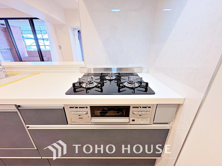 キッチン 広々としたキッチンのシンクは、料理の準備と片付けを楽にし、使いやすさを最大限に引き立てます。